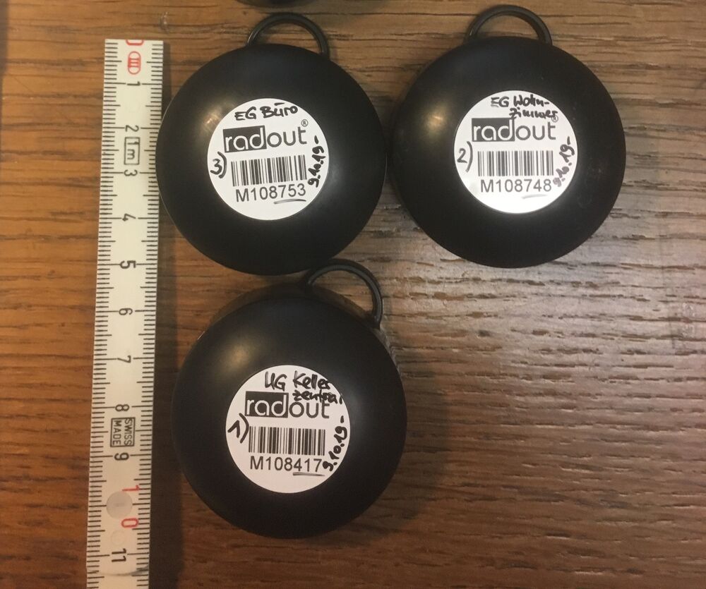 Dosimeter für Radon-Messung über mehrere Monate. (Foto: Peter Warthmann)